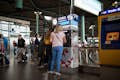 Duas mulheres retiram os seus passes de transportes de Amsterdã numa máquina