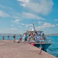 επιβάτες που αποβιβάζονται στην αποβάθρα του νησιού του λόβου από το πλοίο majorero