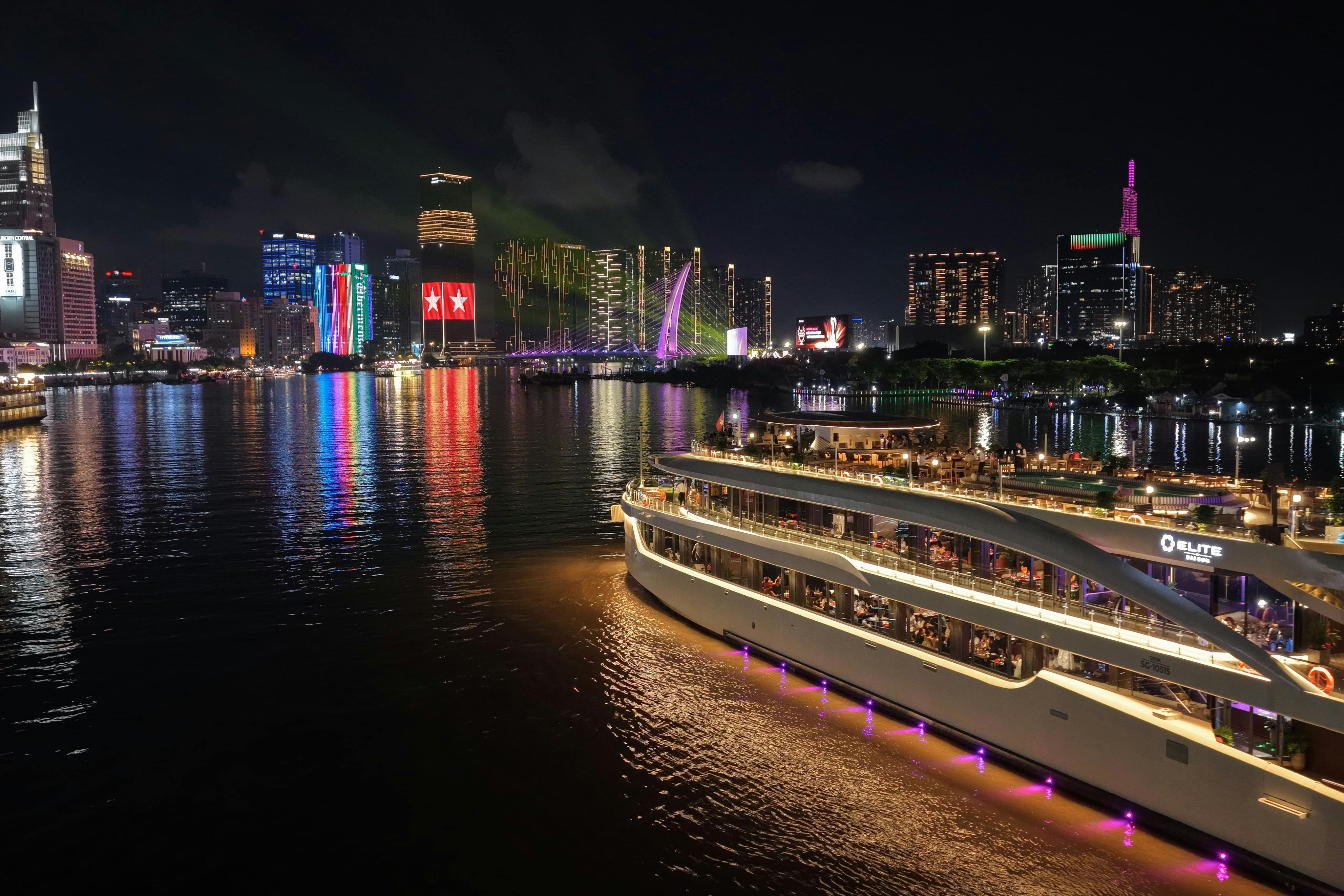 Saigon River: Dinner Cruise + Drinks