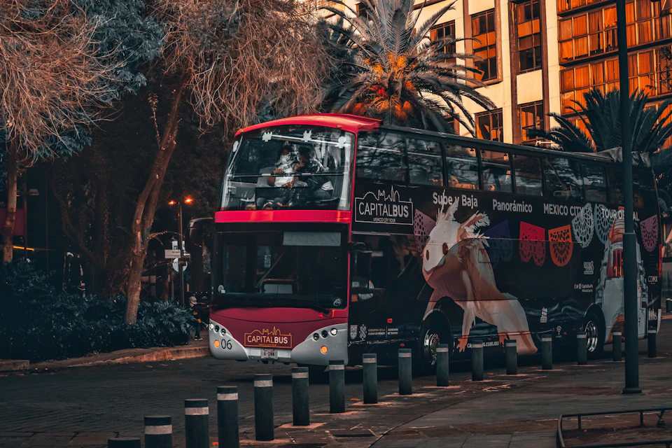 Capital Bus leaving from the Revolution Monument.