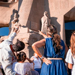 Sagrada Familia: Fast Track Ticket + Private Guided Tour 4
