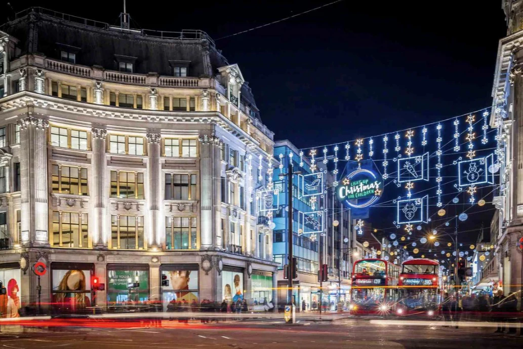 London: Christmas Lights Bus Tour with Audio Guide + Roundtrip Uber Boat