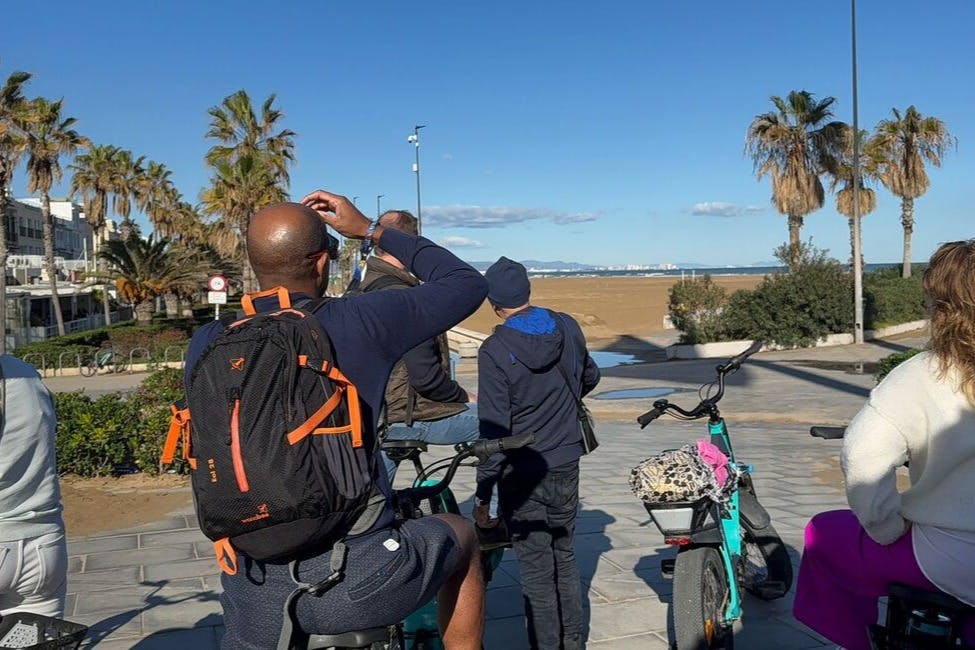 Ανακαλύψτε τη Βαλένθια με ένα πολυτελές ηλεκτρικό ποδήλατο με κινητήρα Yamaha. Κάντε πετάλι αβίαστα και απλά απολαύστε τη βόλτα με το ποδήλατο.