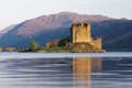 Eilean Donan kasteel: Eilean Donan Castle met de bergen van Kintail vormen een prachtig beeld.
