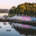 Portree: Die schönen pastellfarbenen Gebäude spiegeln sich im Meer der Hebriden.