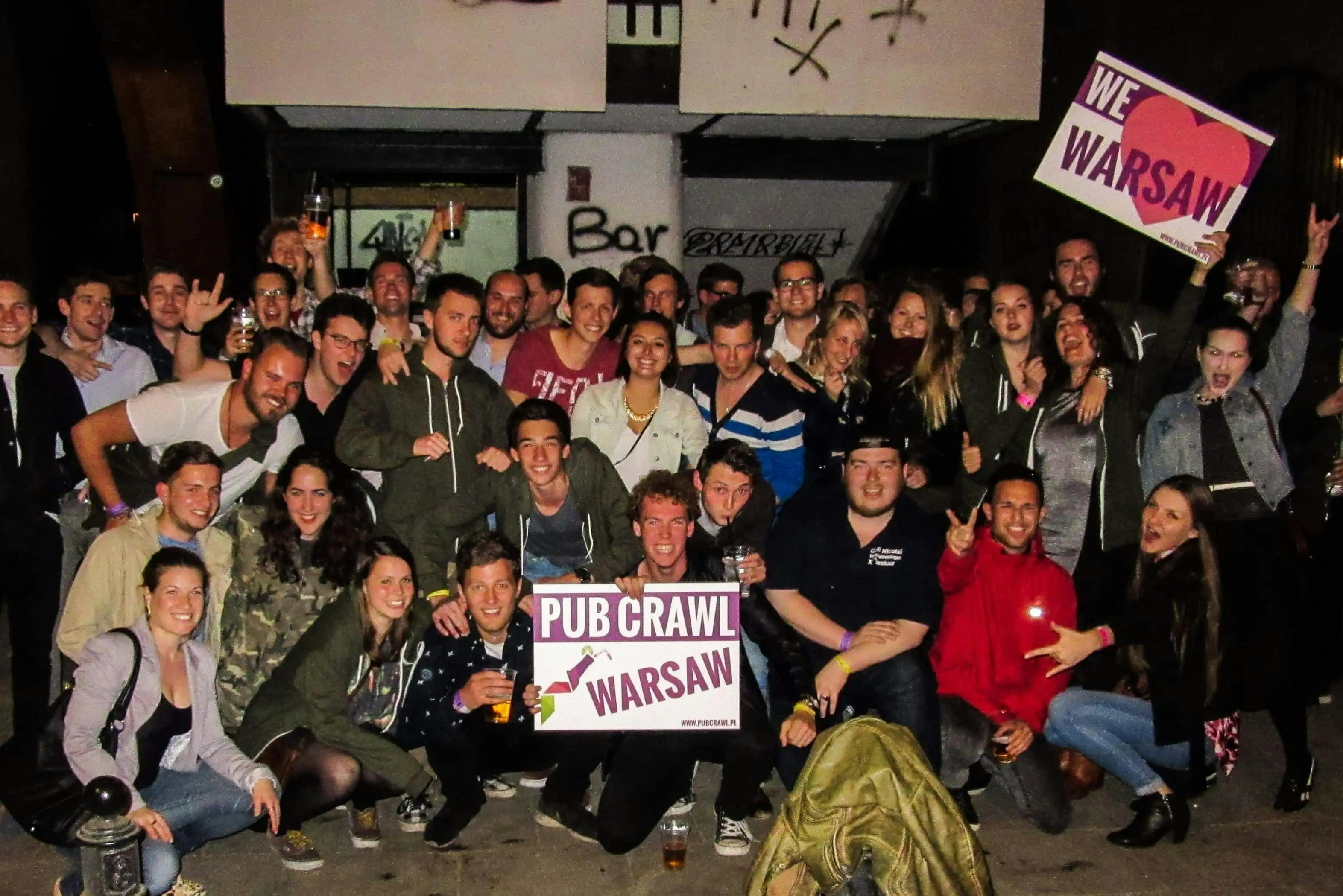 Přátelé procházení hospody