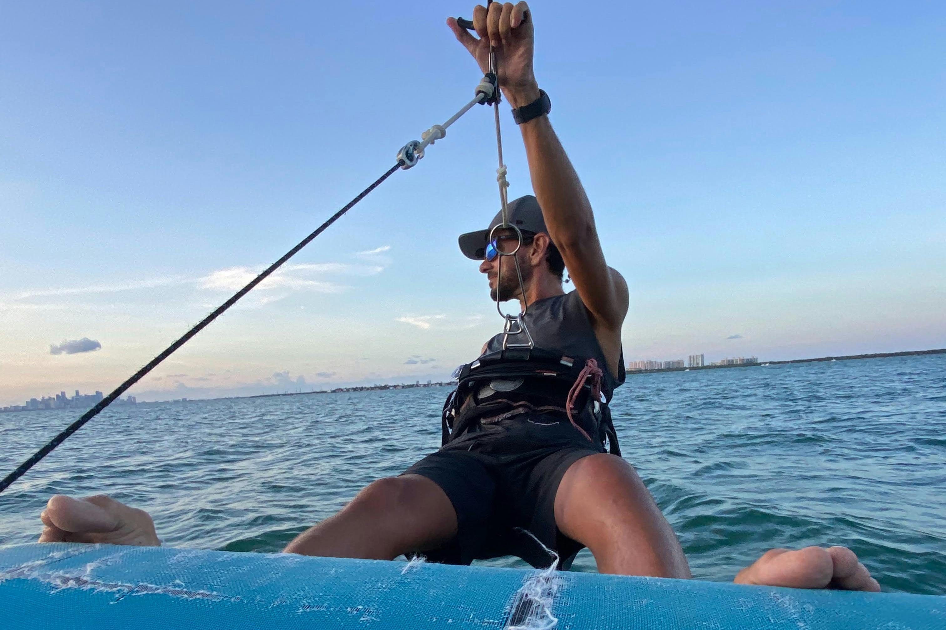 Bringen Sie etwas Nervenkitzel in die Segel und versuchen Sie, am Trapez aus dem Boot zu steigen!
