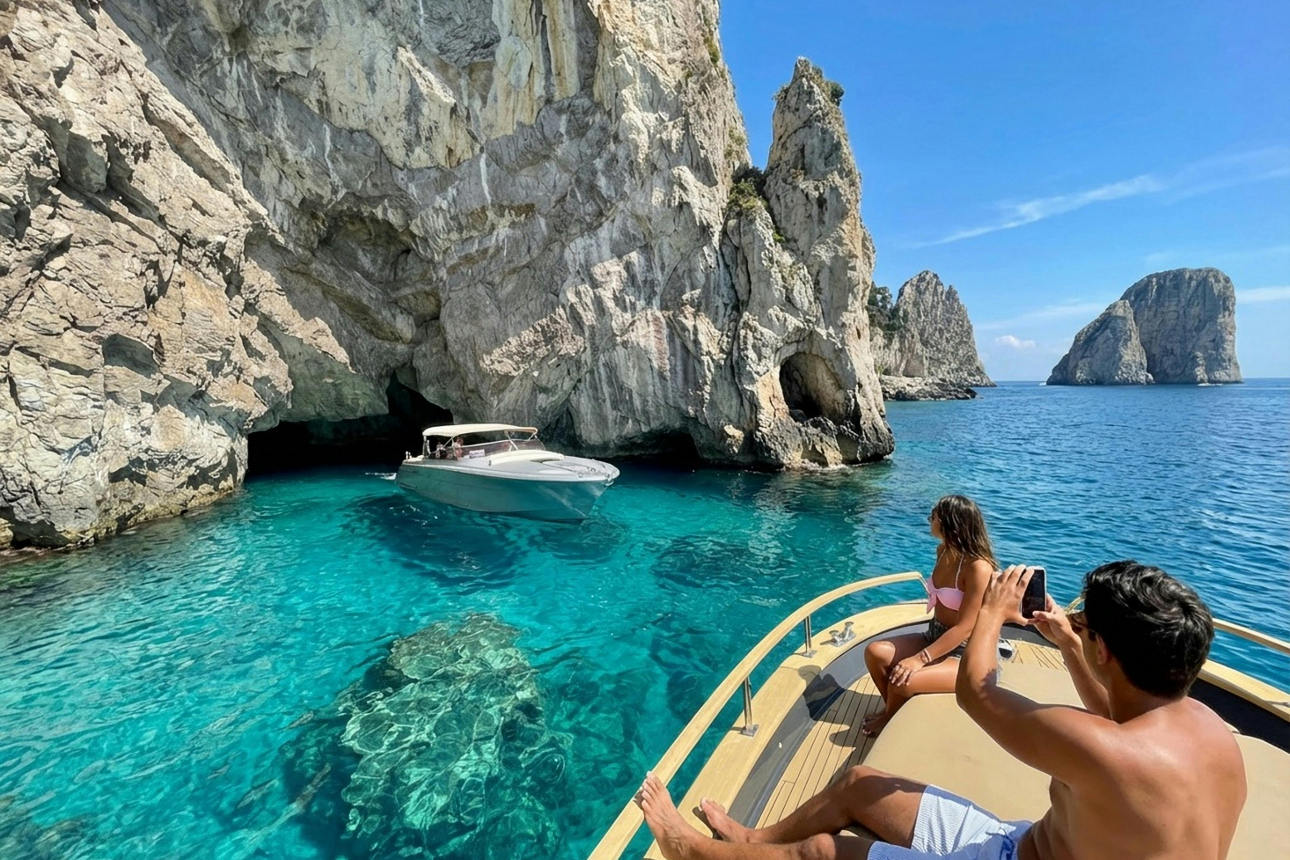 Capri: Tour guidato in barca + Brunch + Bevande + Visita alla Grotta Azzurra — 4