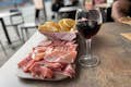 Schotel van vleeswaren, gebakken knoedels en Lambrusco wijn