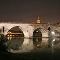 Puente romano de piedra sobre el río Adigio