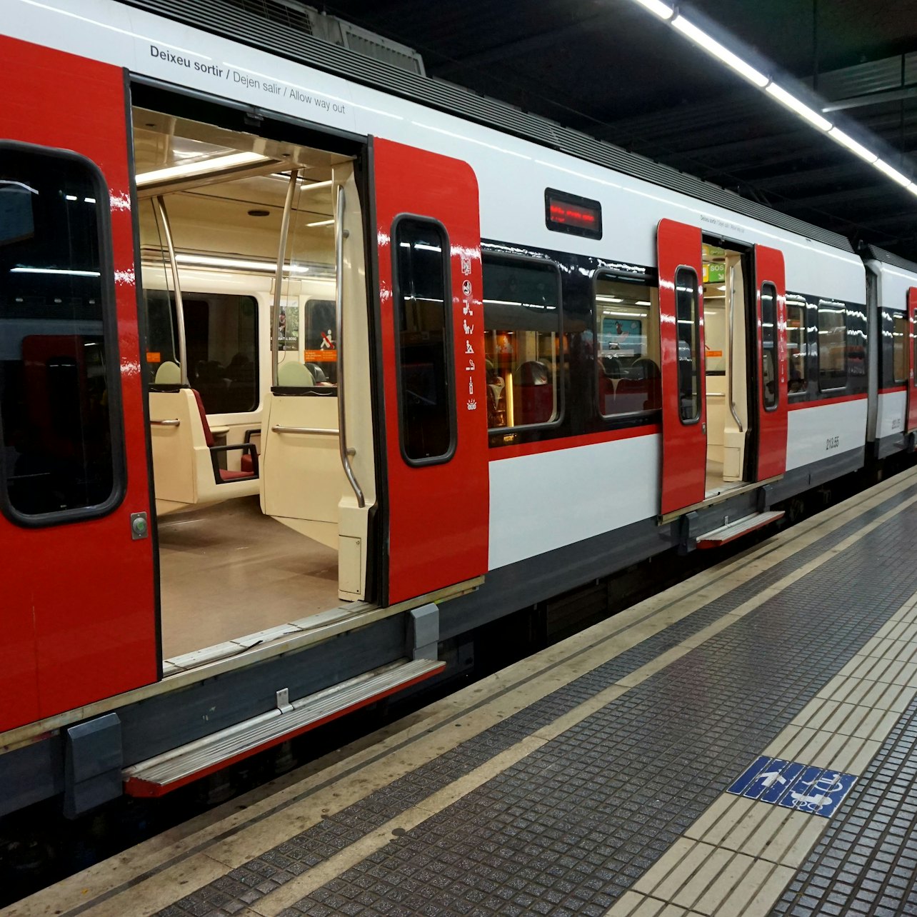 Hola Barcelona: Public Transport Card in Barcelona β Tiqets