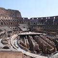 Uvnitř Kolosea, pohled na podlahu arény a podzemní ruiny