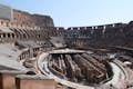 Binnen in het Colosseum, uitzicht over de vloer van de Arena en de ondergrondse ruïnes