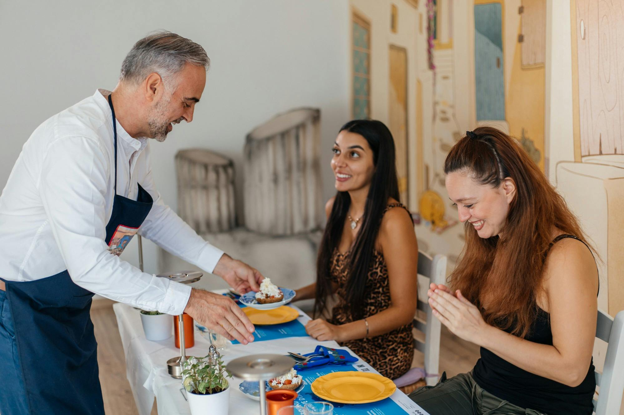 크레타 다코스의 대접을 받음