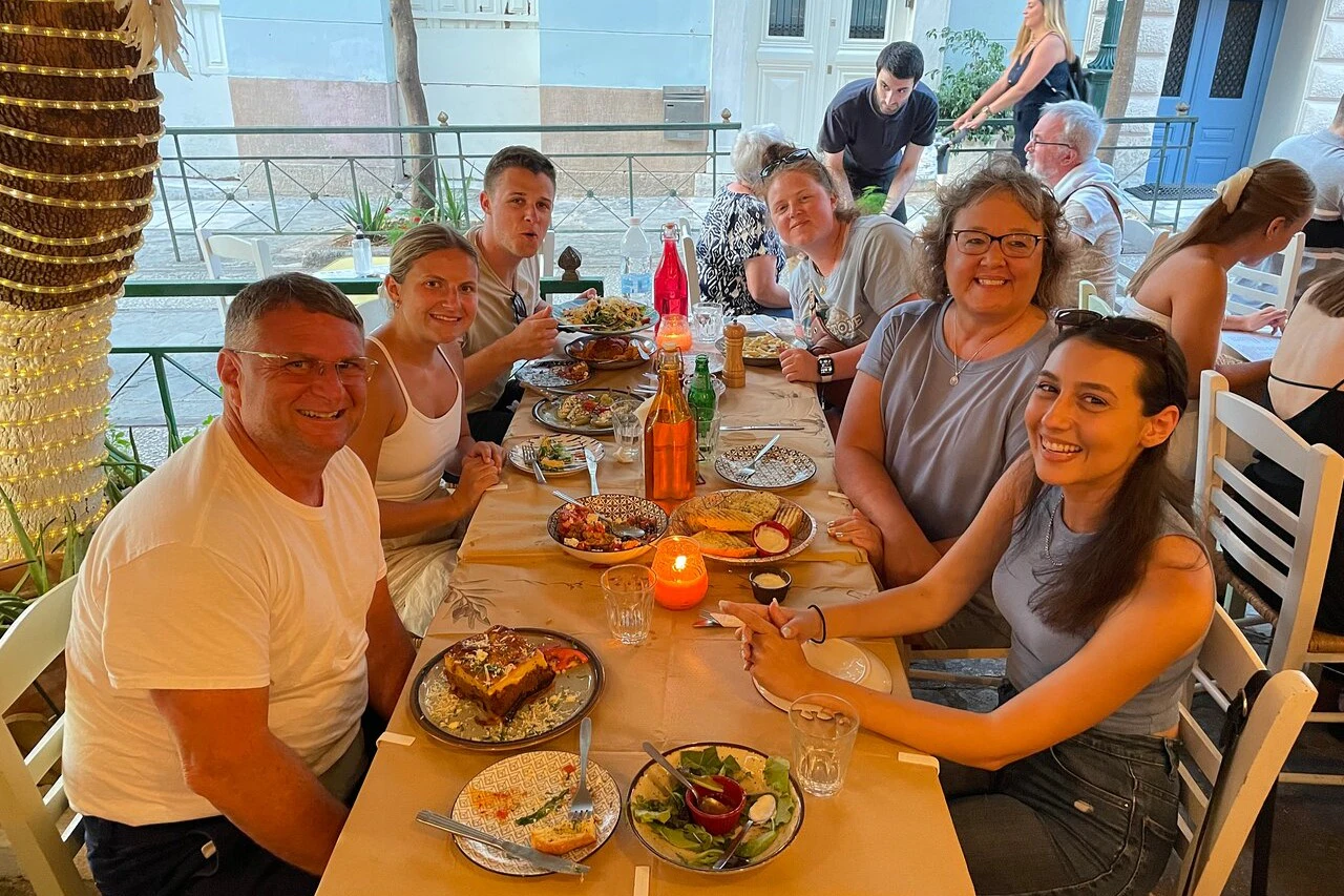 Athens: Small-Group Night Walking Tour + Dinner
