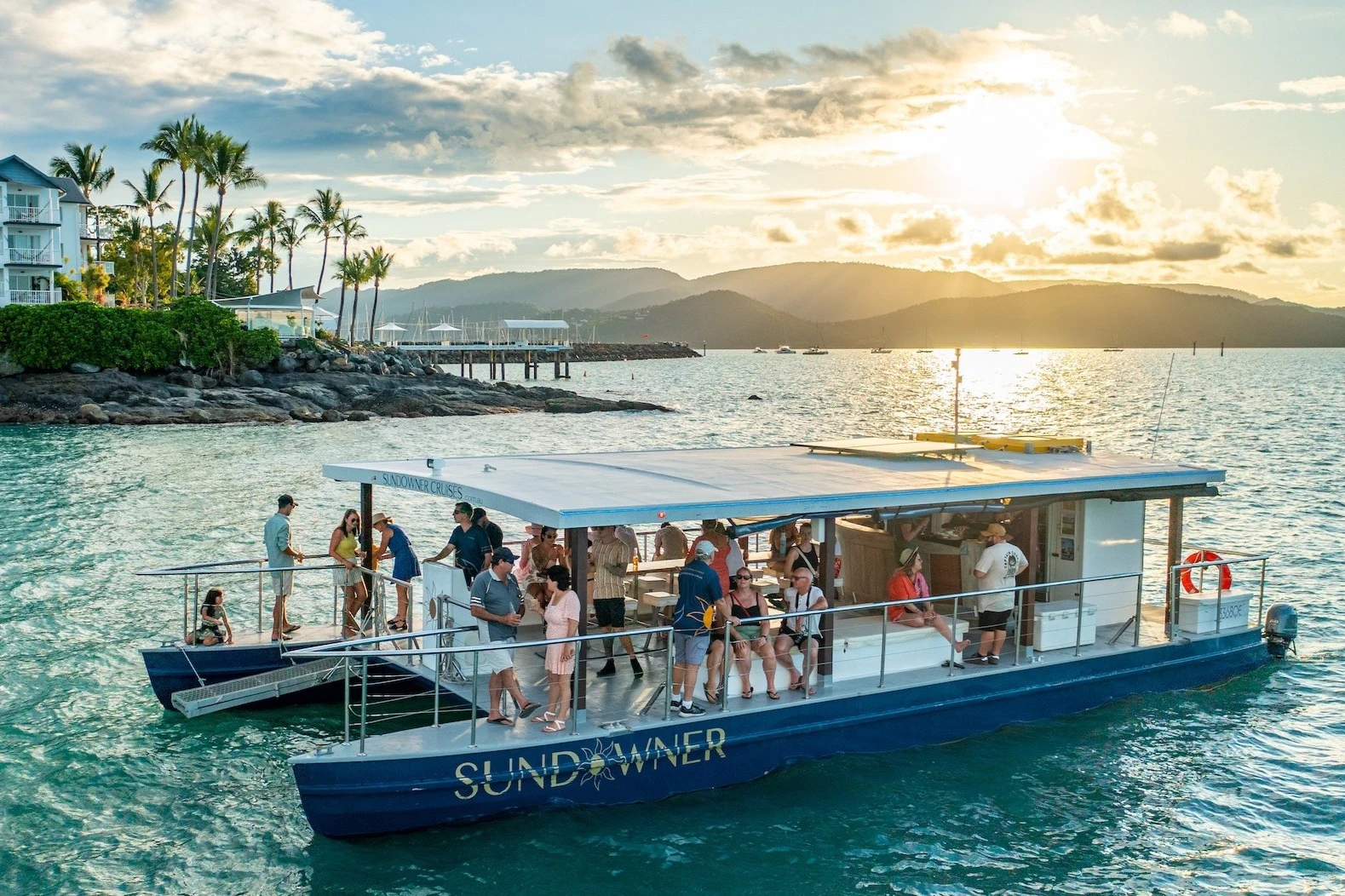 Airlie Beach: Sunset Cruise with Sparkling Wine