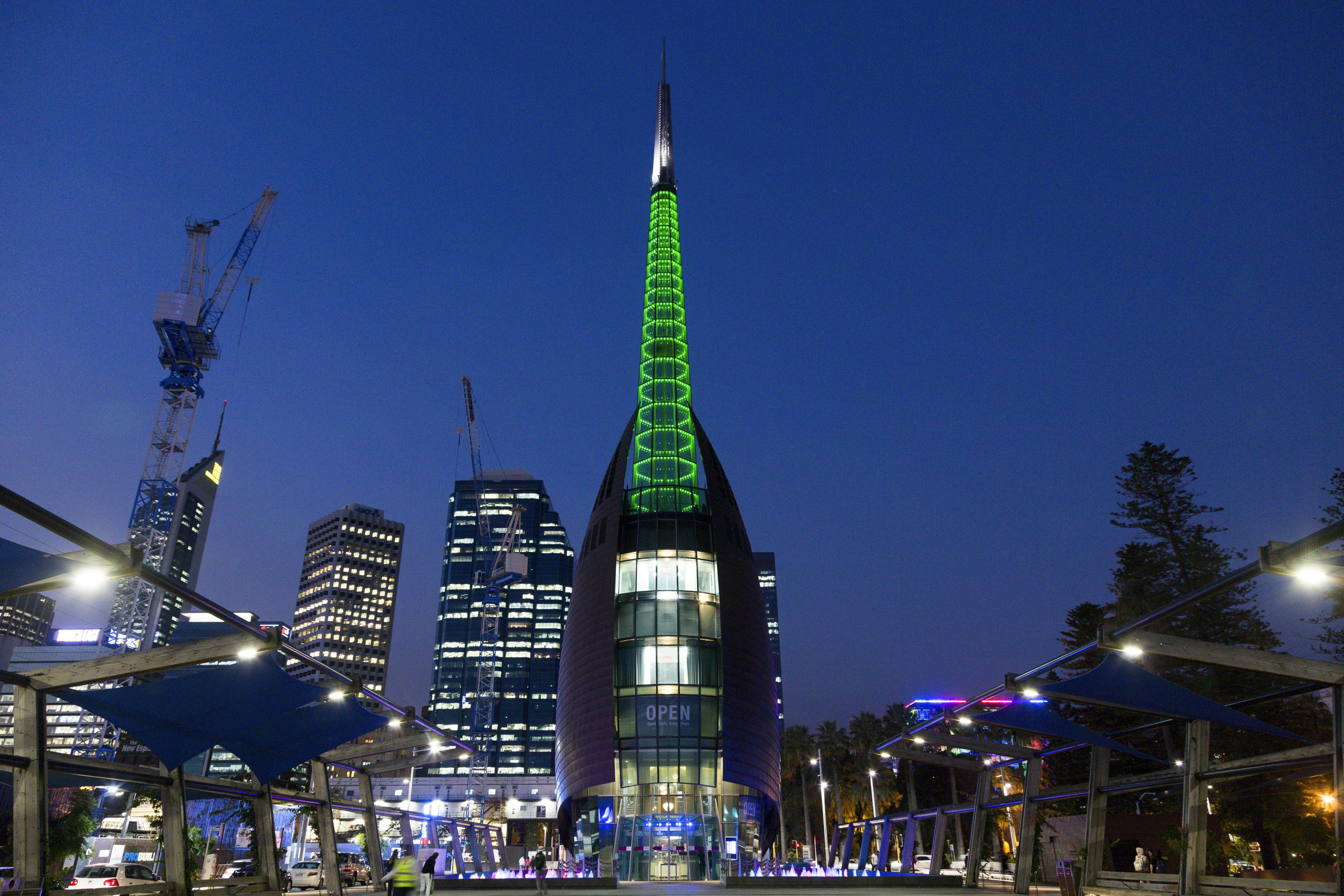 야간에는 종탑에 불이 켜집니다.