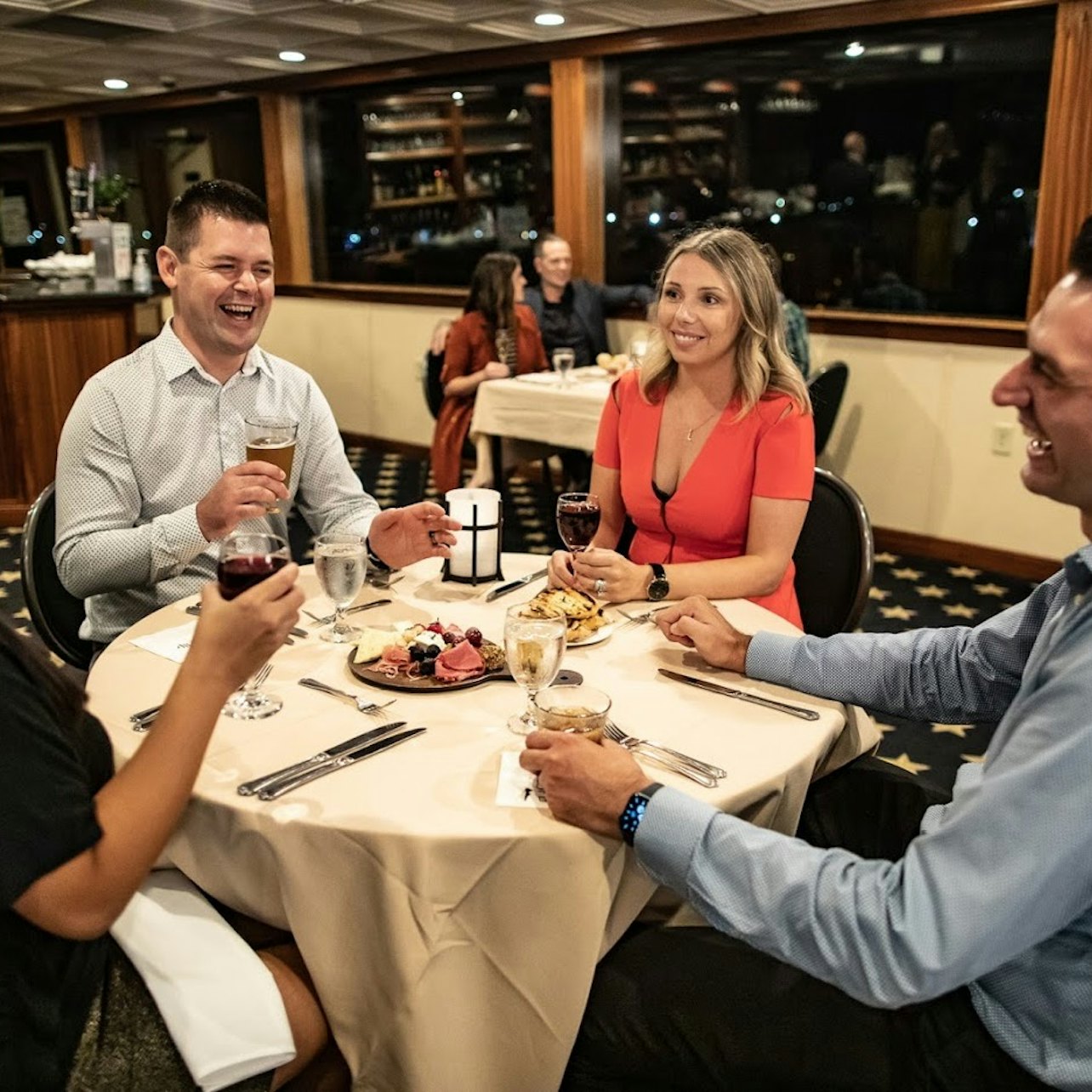 Puerto de San Diego: Cena Crucero Gourmet con Entretenimiento en Directo - Alojamientos en San Diego