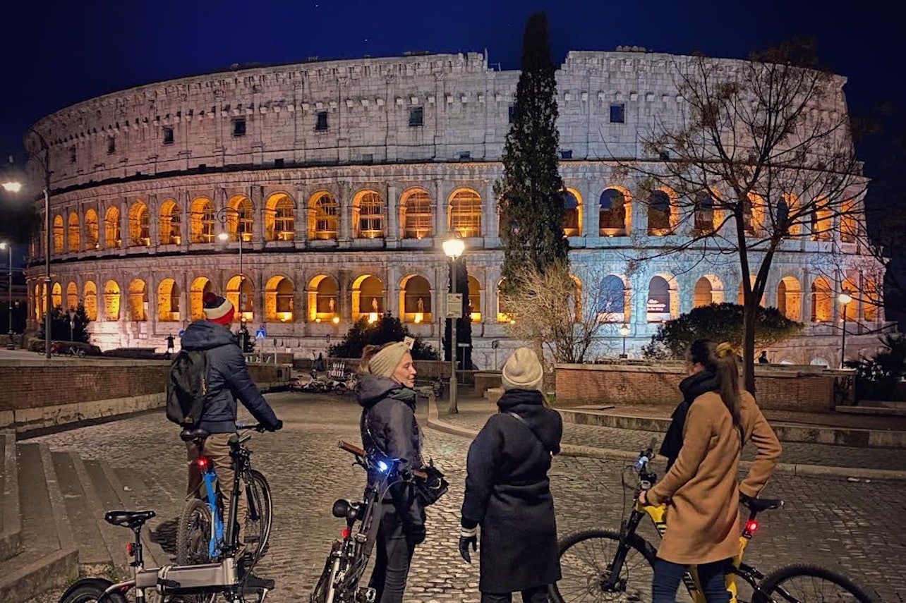Roma de noche: Visita guiada en bicicleta eléctrica con degustación de salami, queso y vino - Alojamientos en Roma