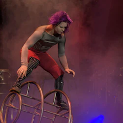 Artist med lila hår balanserar på en cirkushjulsapparat på en rökig scen, trumset och gitarr i bakgrunden.