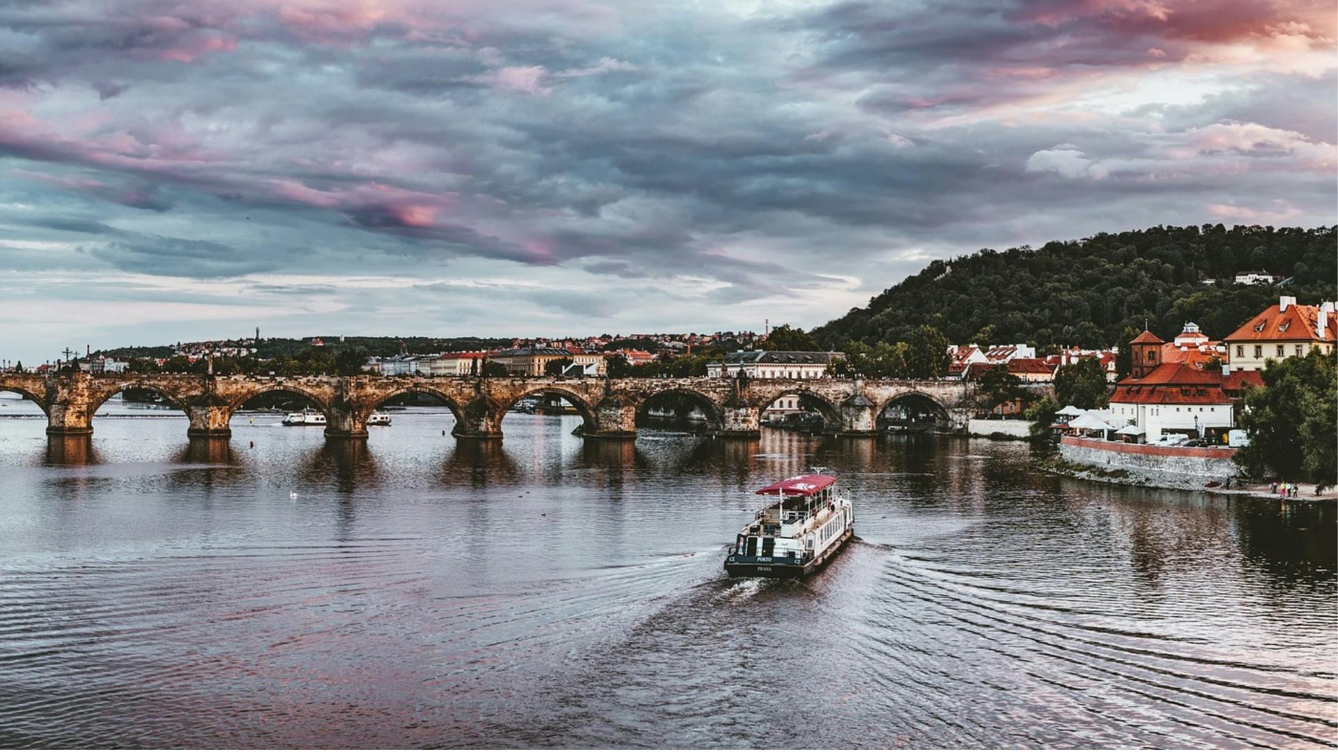 プラハ スペイン語ツアー クルーズ カレル橋博物館