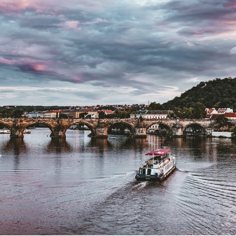 プラハ スペイン語ツアー クルーズ カレル橋博物館 プラハ スペイン語ツアー クルーズ カレル橋博物館