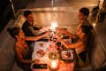 Couple d'amis profitant d'un dîner romantique à bord d'un yacht.