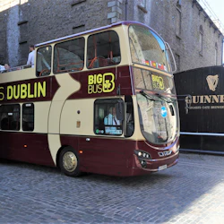 En dubbeldäckare Big Bus Dublin turnébuss passerar Guinness Gate Brewery i Dublin.