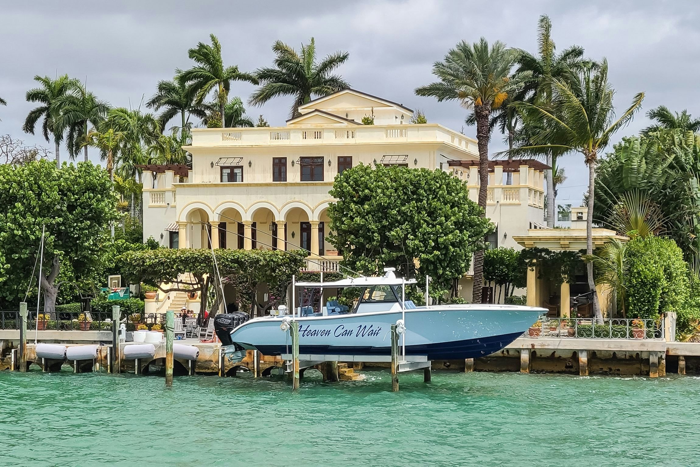 Miami: Celebrity Homes Skyline Cruise on Luxury Yacht