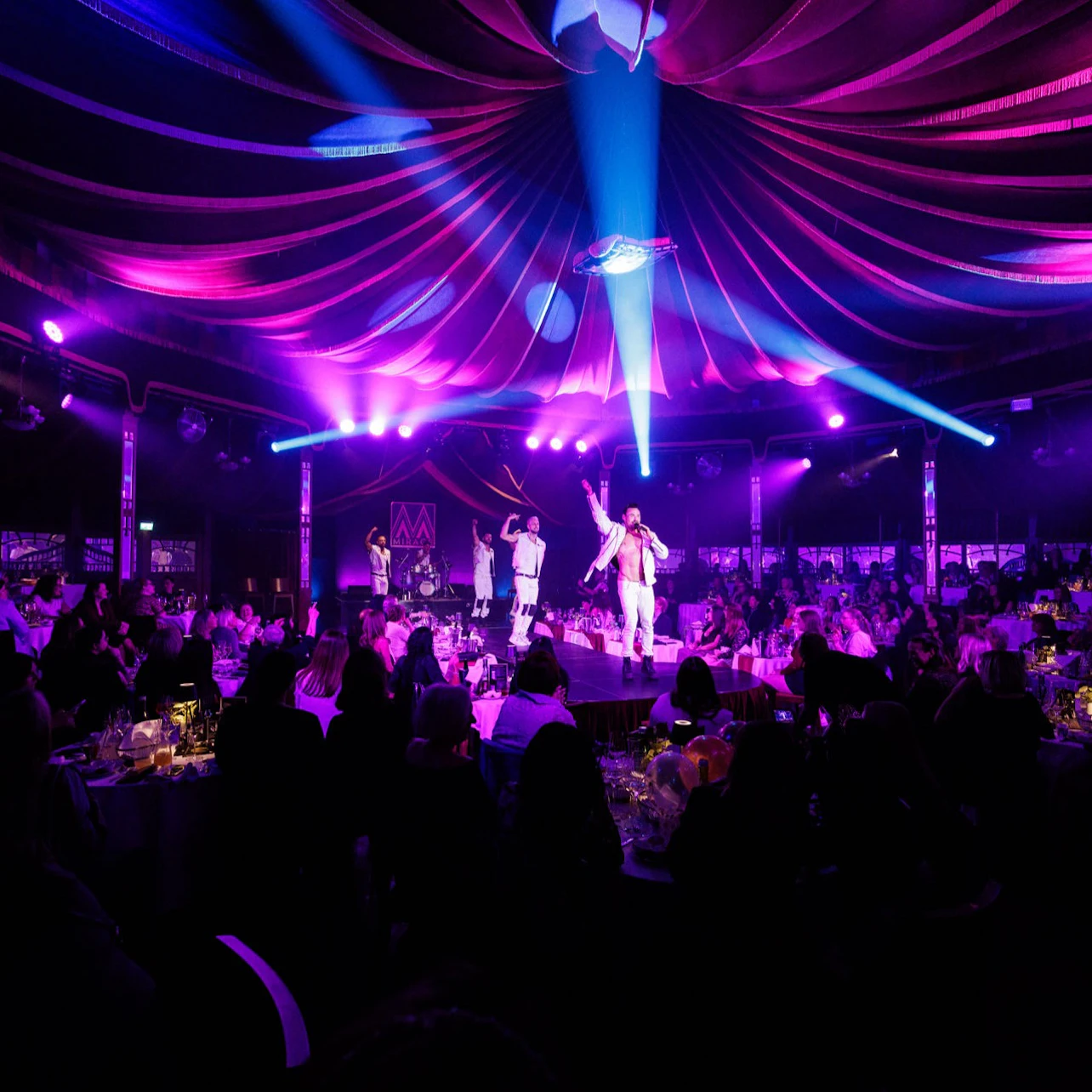Mirage Theater im Prater: SIXX PAXX Dinner Show