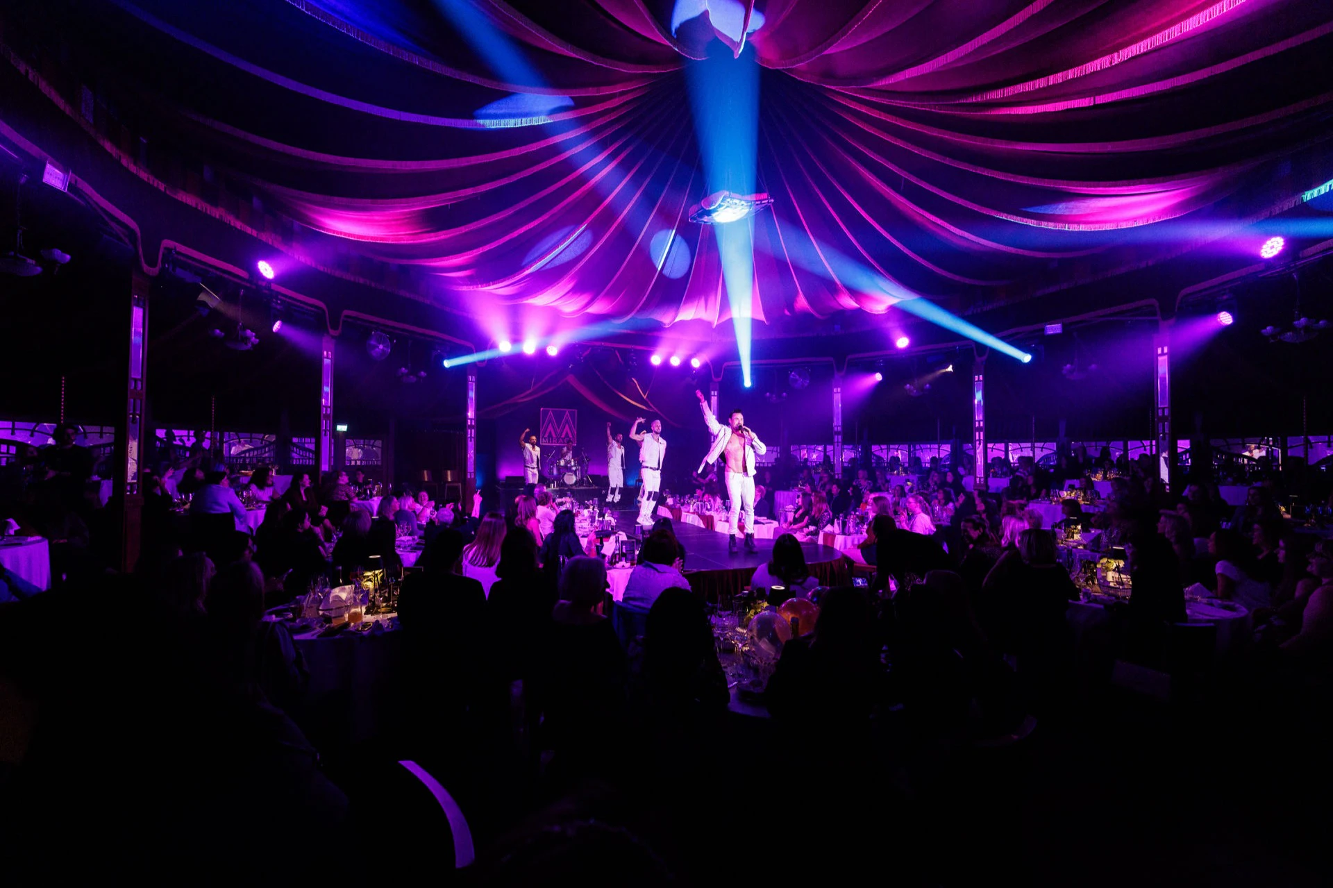 Mirage Theater im Prater: SIXX PAXX Dinner Show