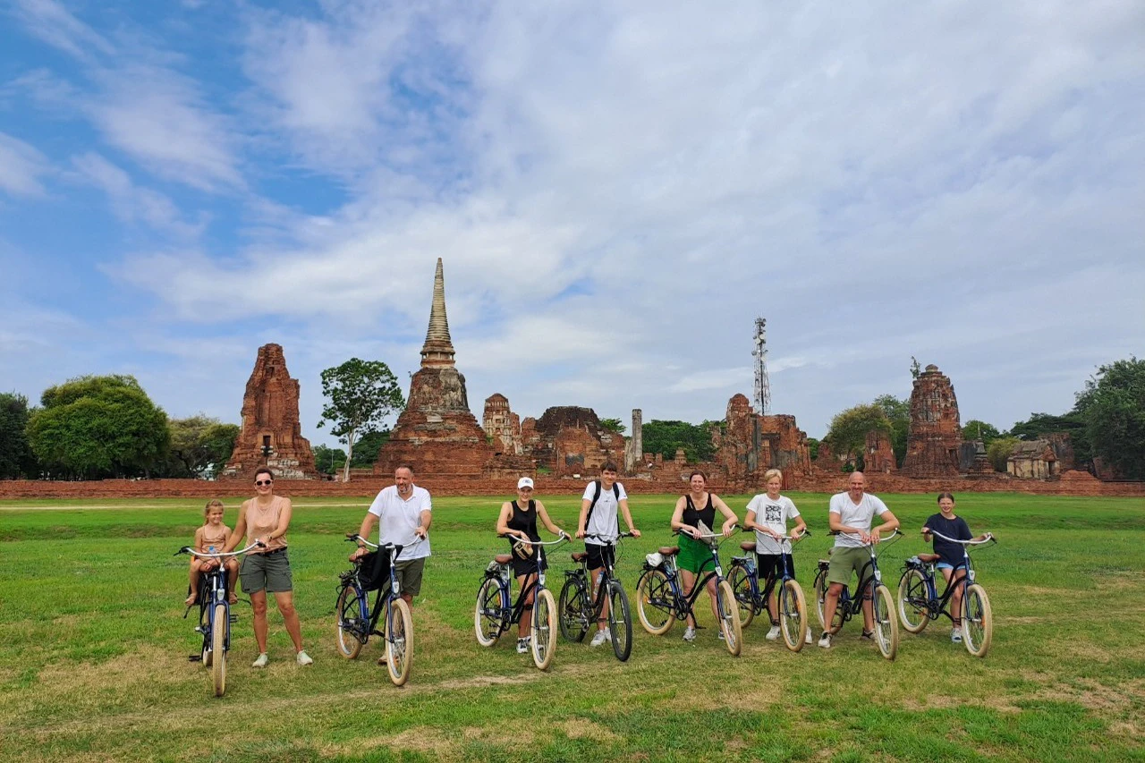 Ayutthaya: Guided Bike Tour with Lunch + Boat Crossing