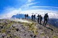 In cima al Cratere Centrale dell'Etna con il nostro gruppo e il Cratere di Sud Est sullo sfondo