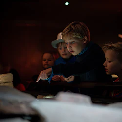 Kinderen Ontdekking archeologie in de opgraving van DOMunder