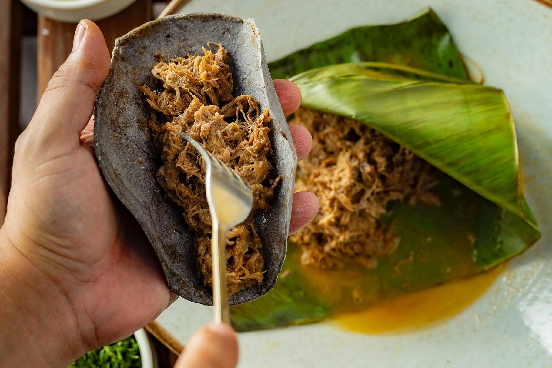 Παραδοσιακό taco μπλε καλαμποκιού γεμάτο με γευστικό κρέας, που αιχμαλωτίζει την αυθεντική μεξικάνικη κουζίνα.