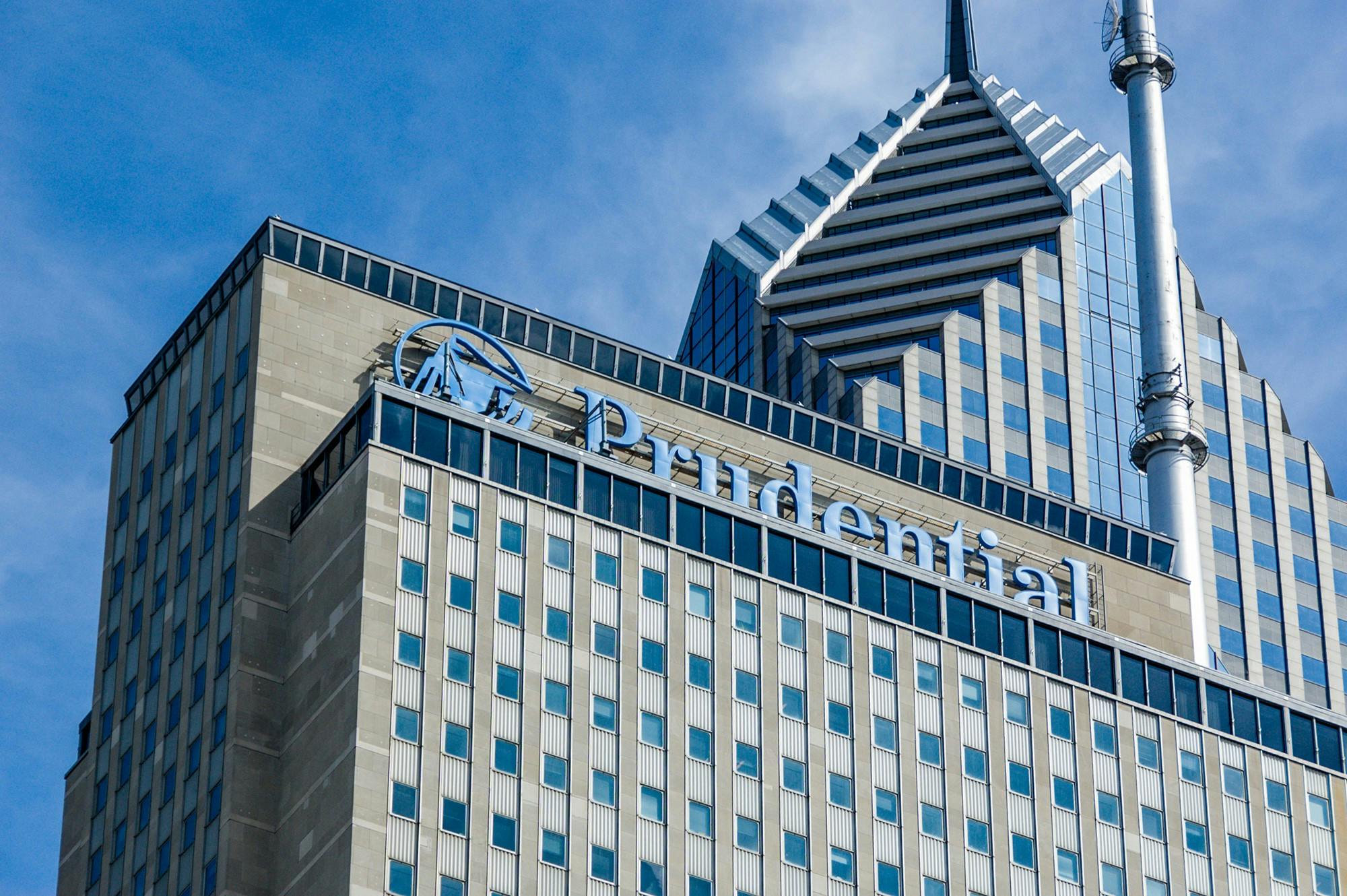 这栋高层建筑的立面上印有“Prudential”徽标和名称，背景为现代玻璃结构。