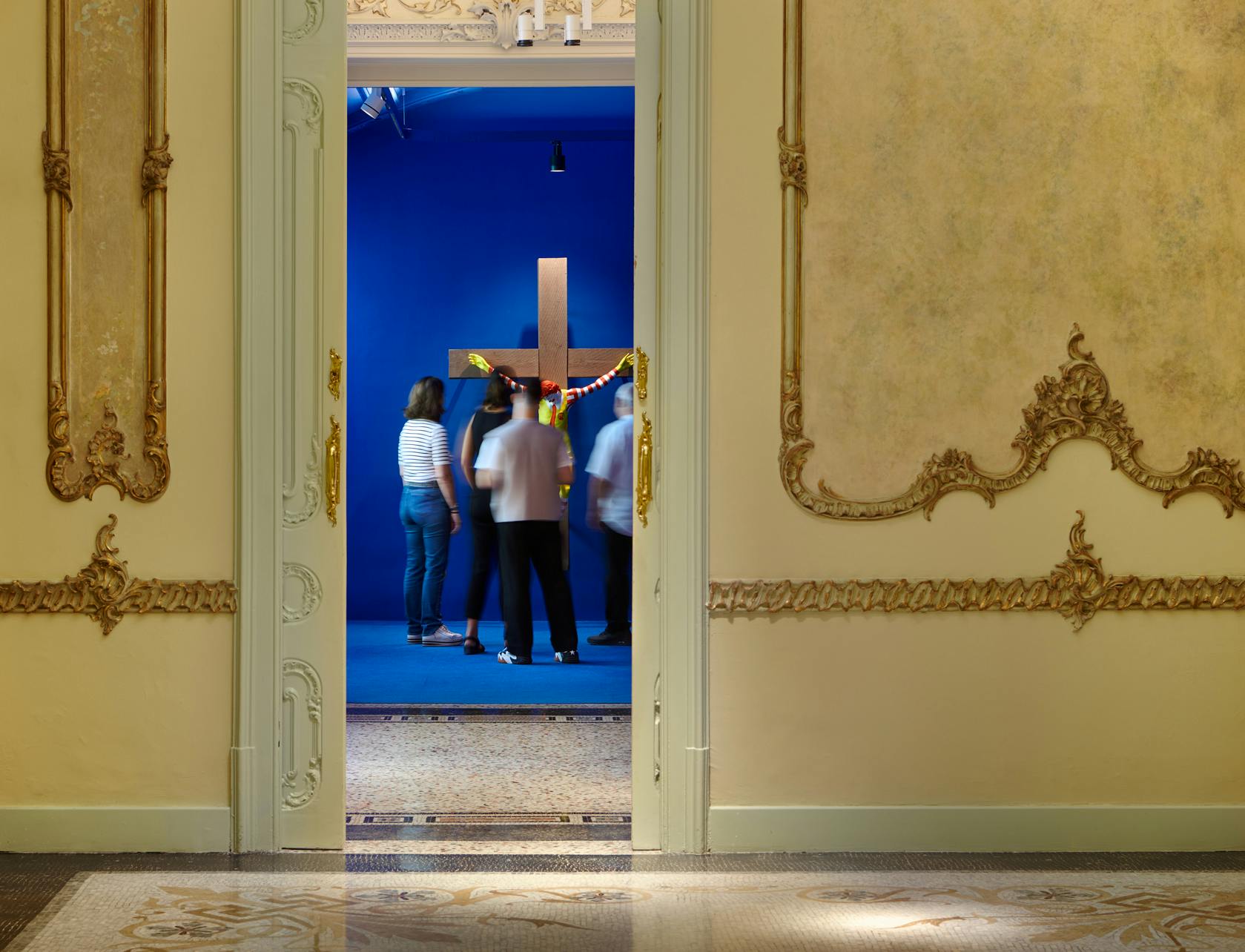 Bild von Besuchern, die eines der Exponate betrachten