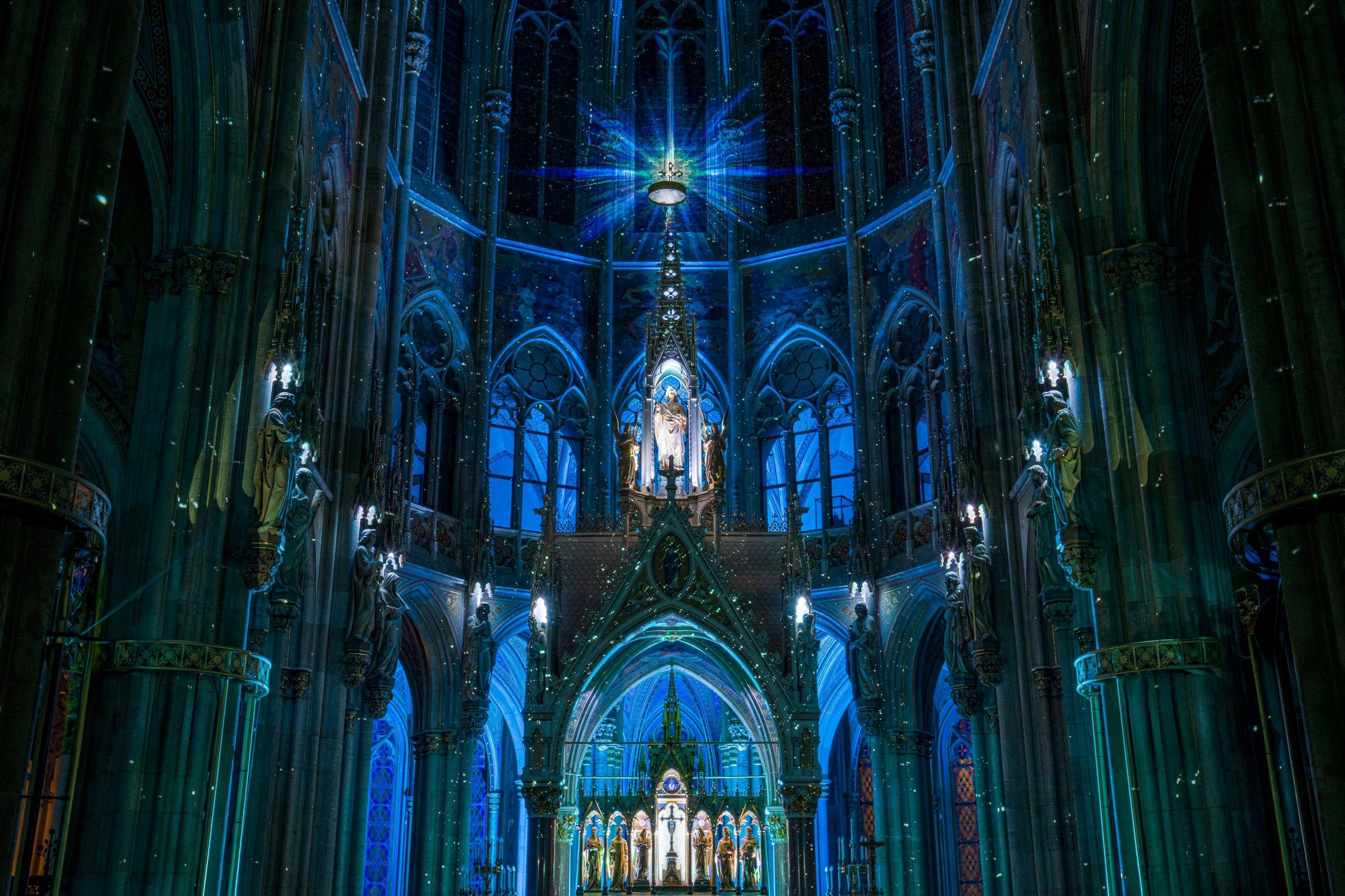 Beleuchteter Altar der Votivkirche