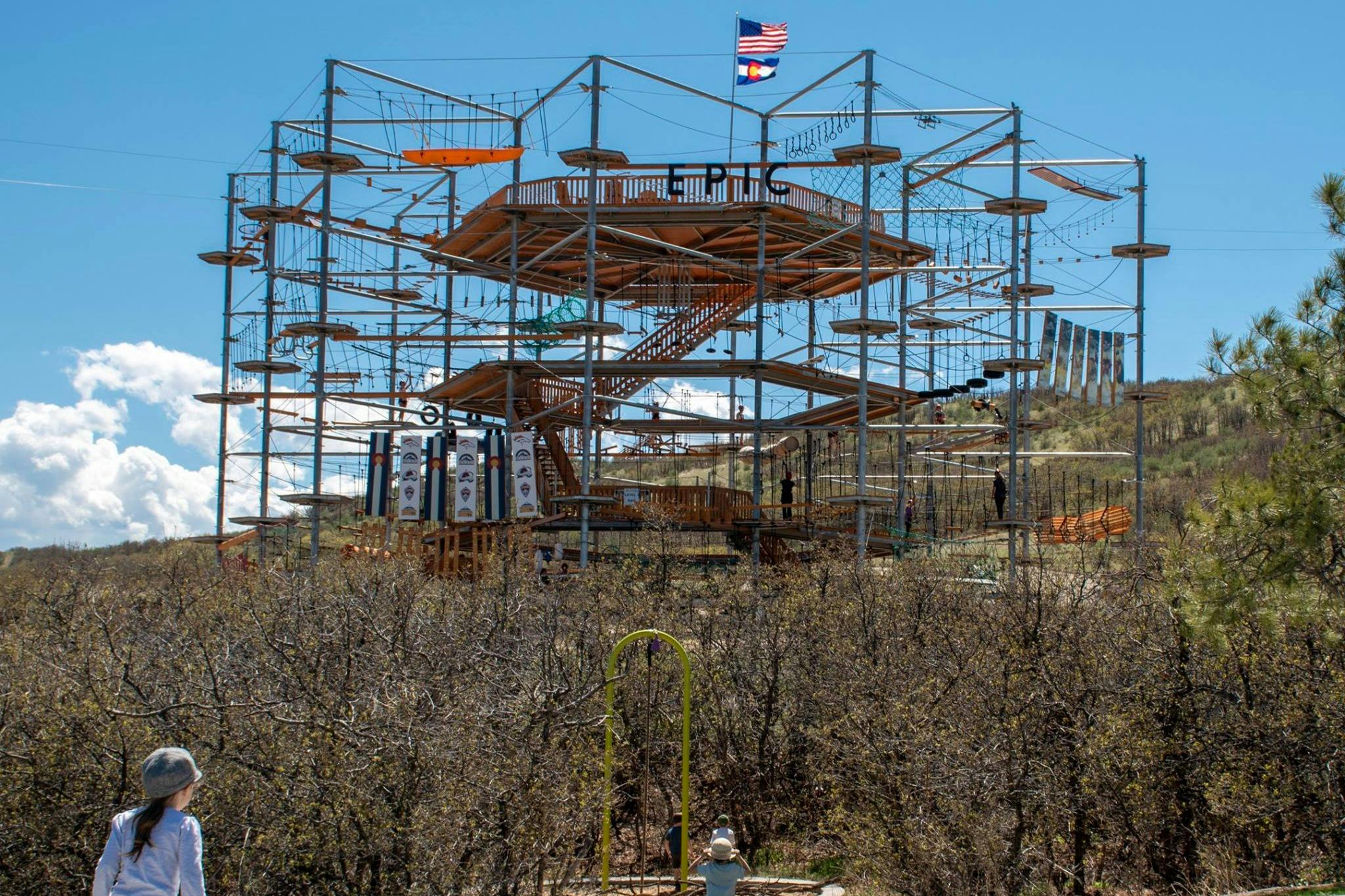 边缘高空滑索和探险