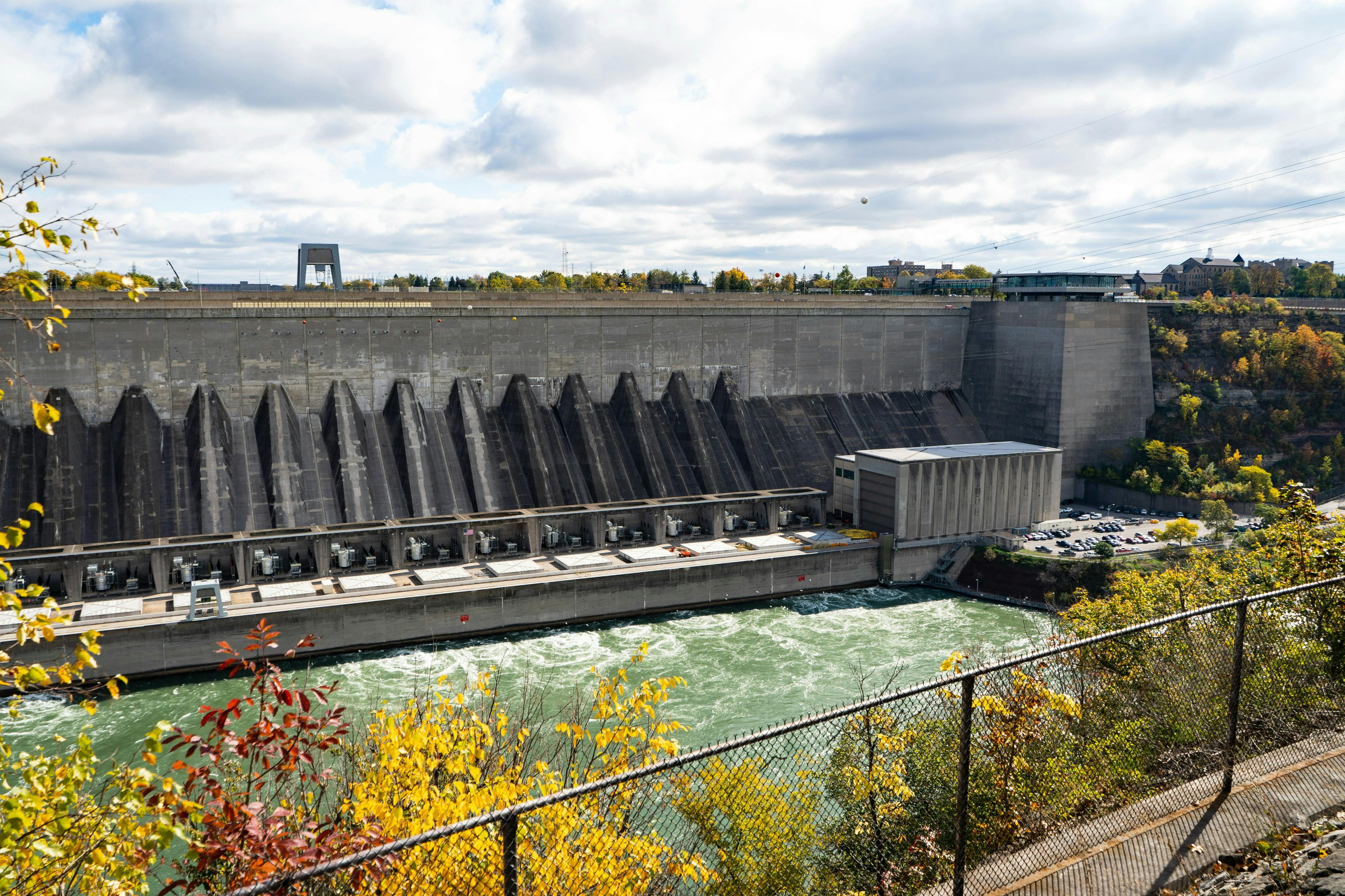 水力发电是尼亚加拉的第一大产业，而不是旅游业