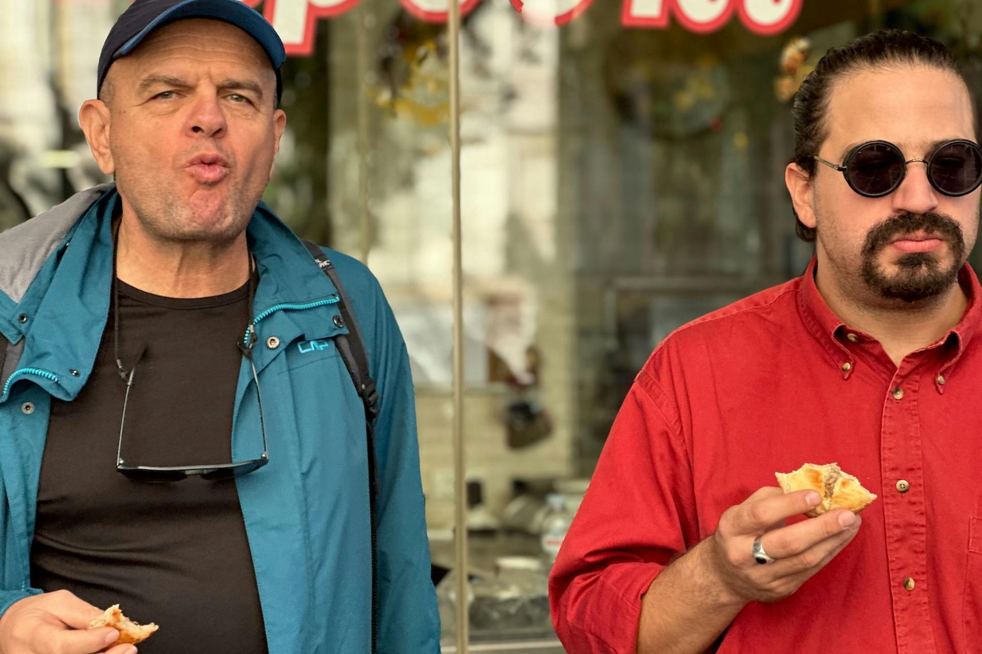 Δύο άνδρες τρώνε ένα σνακ