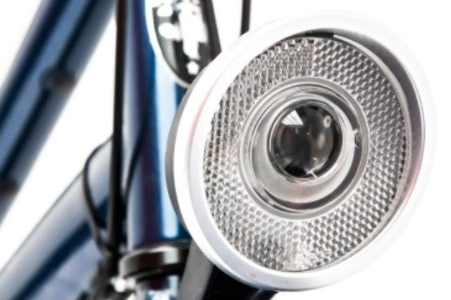 Přední bezpečnostní světlo na městském kole v A-Bike Rental & Tours Amsterdam.