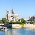 巴黎圣母院，前景是塞纳河