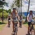 turisti su una bici a noleggio a Oahu