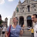 Guía delante del Sacre Coeur en Montmartre