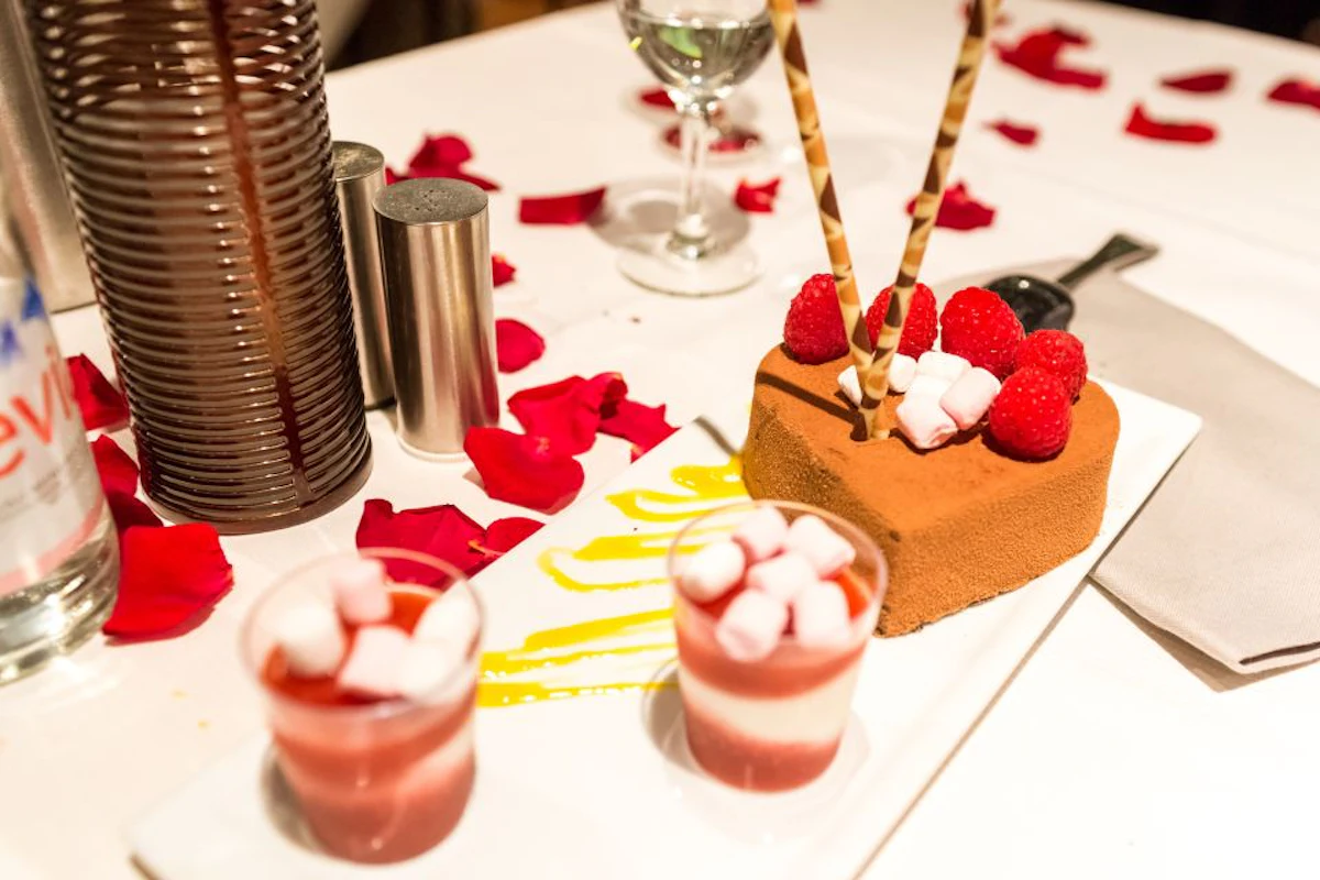 Seine River: Dinner Cruise with Bay Windows and Champagne — 5