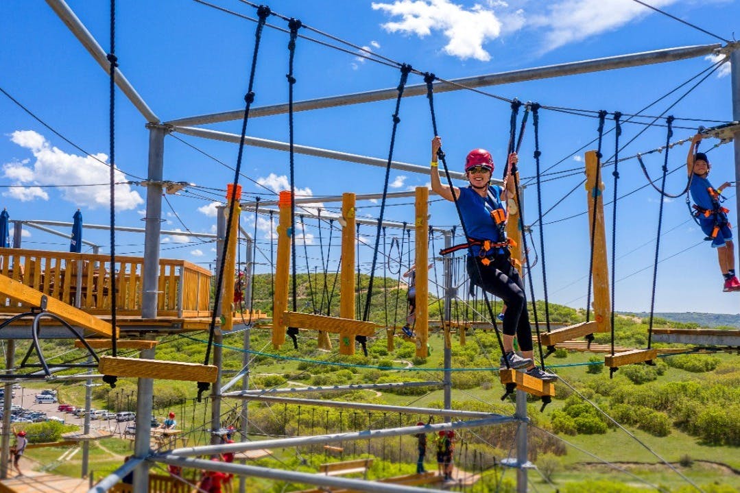 边缘高空滑索和探险