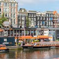 Widok na domy nad kanałami z rzeki Amstel