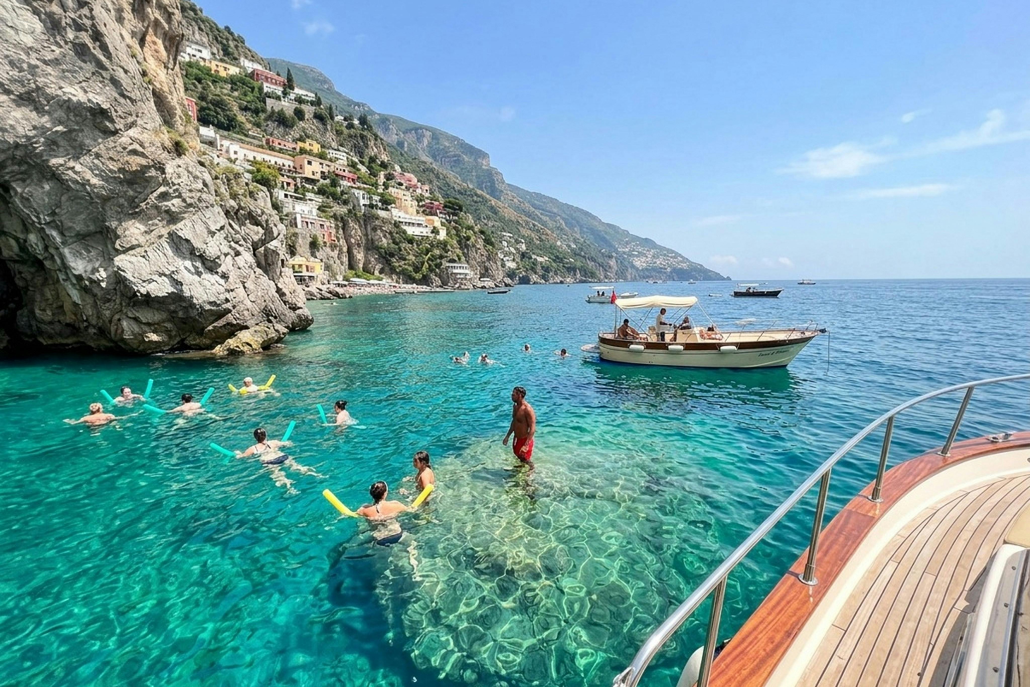 Capri: Tour guidato in barca + bevande + visita alla Grotta Azzurra — 7