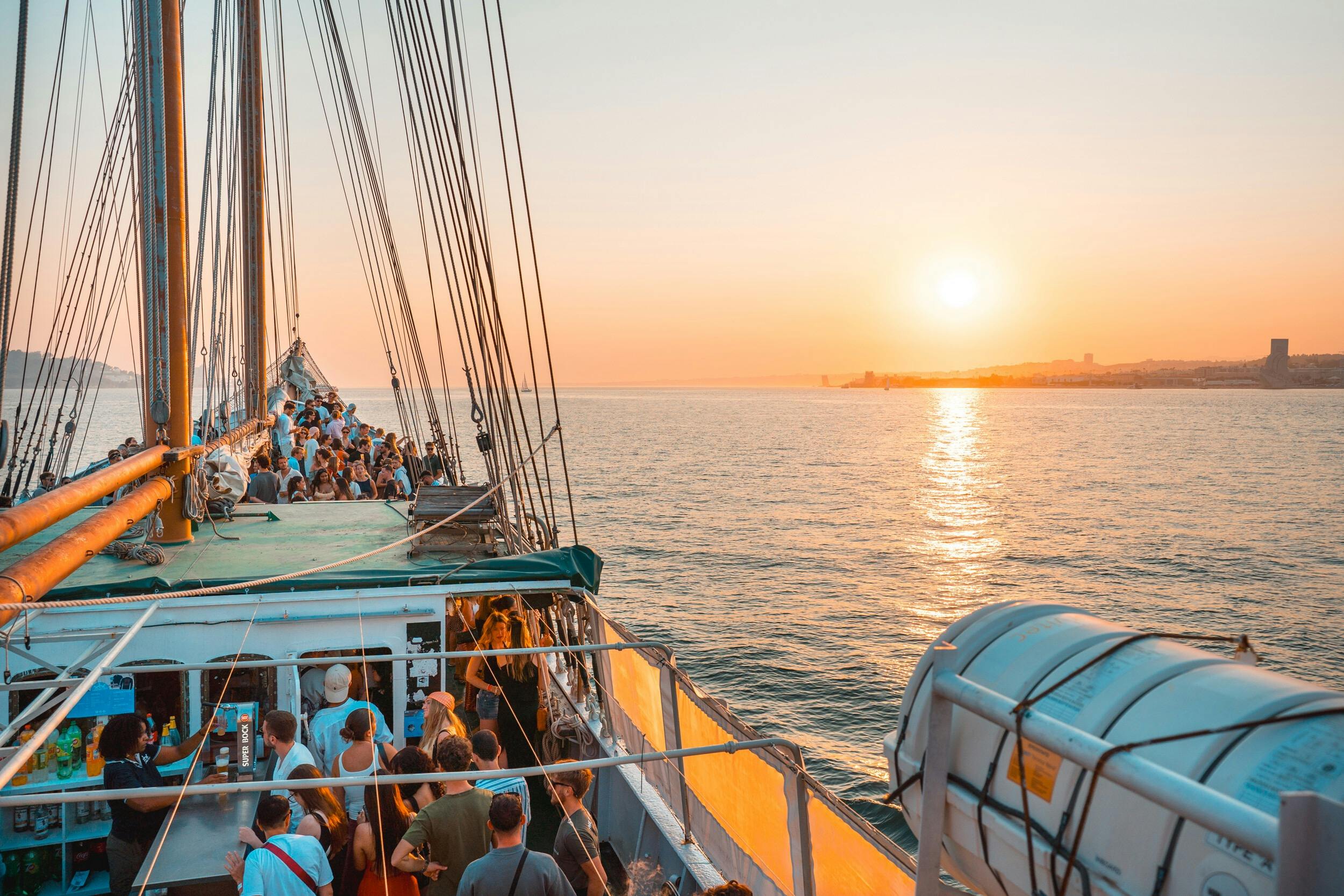 Lisbona: Festa in barca al tramonto + musica dal vivo + ingresso al nightclub — 7